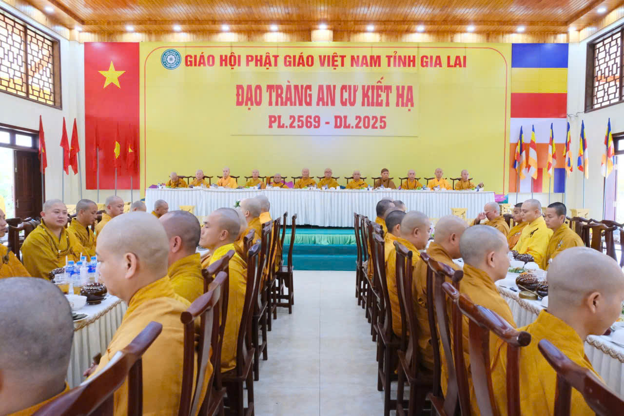 Chư Tăng Bố tát tại Thiền Viện Trúc Lâm Tây Nguyên